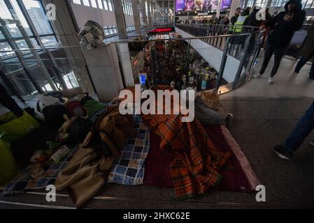 Warschau, Polen. 11. März 2022. 11. März 2022: Ukrainische Flüchtlinge schlafen in den Einrichtungen des Warschauer Bahnhofs, während sie ihre Flucht vor dem Krieg fortsetzen. (Bild: © Hector Adolfo Quintanar Perez/ZUMA Press Wire) Bild: ZUMA Press, Inc./Alamy Live News Stockfoto