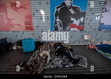 Warschau, Polen. 11. März 2022. 11. März 2022: Ukrainische Flüchtlinge schlafen in den Einrichtungen des Warschauer Bahnhofs, während sie ihre Flucht vor dem Krieg fortsetzen. (Bild: © Hector Adolfo Quintanar Perez/ZUMA Press Wire) Bild: ZUMA Press, Inc./Alamy Live News Stockfoto