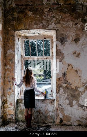 Molotow-Cocktail in den Händen einer ukrainischen Frau in Stickerei Stockfoto