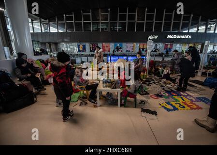 Warschau, Polen. 11. März 2022. 11. März 2022: Ukrainische Flüchtlingskinder spielen in einer provisorischen Kindertagesstätte, die von Freiwilligen in den Einrichtungen des Warschauer Bahnhofs gebaut wurde. (Bild: © Hector Adolfo Quintanar Perez/ZUMA Press Wire) Bild: ZUMA Press, Inc./Alamy Live News Stockfoto