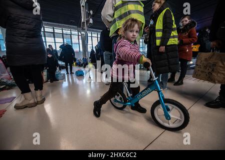 Warschau, Polen. 11. März 2022. 11. März 2022: Ukrainische Flüchtlingskinder spielen in einer provisorischen Kindertagesstätte, die von Freiwilligen in den Einrichtungen des Warschauer Bahnhofs gebaut wurde. (Bild: © Hector Adolfo Quintanar Perez/ZUMA Press Wire) Bild: ZUMA Press, Inc./Alamy Live News Stockfoto