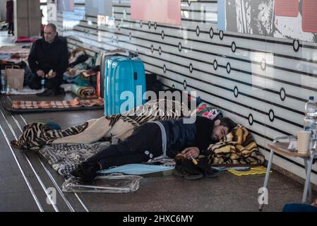 Warschau, Polen. 11. März 2022. 11. März 2022: Ukrainische Flüchtlinge schlafen in den Einrichtungen des Warschauer Bahnhofs, während sie ihre Flucht vor dem Krieg fortsetzen. (Bild: © Hector Adolfo Quintanar Perez/ZUMA Press Wire) Bild: ZUMA Press, Inc./Alamy Live News Stockfoto