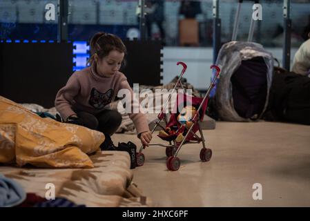 Warschau, Polen. 11. März 2022. 11. März 2022: Ukrainische Flüchtlingskinder spielen in einer provisorischen Kindertagesstätte, die von Freiwilligen in den Einrichtungen des Warschauer Bahnhofs gebaut wurde. (Bild: © Hector Adolfo Quintanar Perez/ZUMA Press Wire) Bild: ZUMA Press, Inc./Alamy Live News Stockfoto