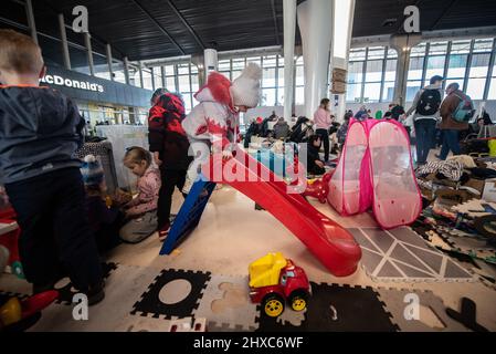 Warschau, Polen. 11. März 2022. 11. März 2022: Ukrainische Flüchtlingskinder spielen in einer provisorischen Kindertagesstätte, die von Freiwilligen in den Einrichtungen des Warschauer Bahnhofs gebaut wurde. (Bild: © Hector Adolfo Quintanar Perez/ZUMA Press Wire) Bild: ZUMA Press, Inc./Alamy Live News Stockfoto