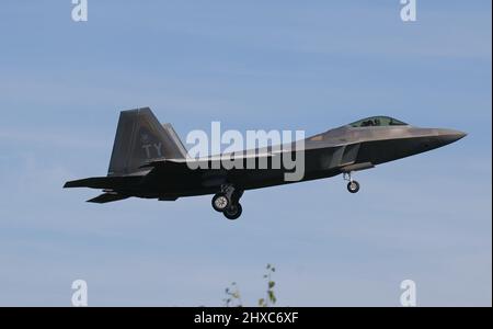 F-22 Kampfflugzeug bei sonnigem Wetter, US Air Force Stockfoto