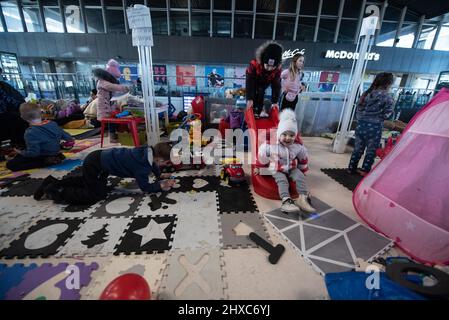 Warschau, Polen. 11. März 2022. 11. März 2022: Ukrainische Flüchtlingskinder spielen in einer provisorischen Kindertagesstätte, die von Freiwilligen in den Einrichtungen des Warschauer Bahnhofs gebaut wurde. (Bild: © Hector Adolfo Quintanar Perez/ZUMA Press Wire) Bild: ZUMA Press, Inc./Alamy Live News Stockfoto