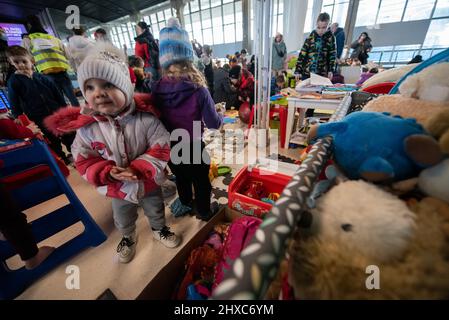 Warschau, Polen. 11. März 2022. 11. März 2022: Ukrainische Flüchtlingskinder spielen in einer provisorischen Kindertagesstätte, die von Freiwilligen in den Einrichtungen des Warschauer Bahnhofs gebaut wurde. (Bild: © Hector Adolfo Quintanar Perez/ZUMA Press Wire) Bild: ZUMA Press, Inc./Alamy Live News Stockfoto