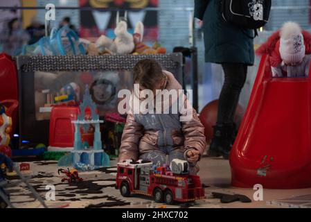 Warschau, Polen. 11. März 2022. 11. März 2022: Ukrainische Flüchtlingskinder spielen in einer provisorischen Kindertagesstätte, die von Freiwilligen in den Einrichtungen des Warschauer Bahnhofs gebaut wurde. (Bild: © Hector Adolfo Quintanar Perez/ZUMA Press Wire) Bild: ZUMA Press, Inc./Alamy Live News Stockfoto