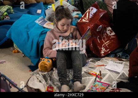 Warschau, Polen. 11. März 2022. 11. März 2022: Ukrainische Flüchtlingskinder spielen in einer provisorischen Kindertagesstätte, die von Freiwilligen in den Einrichtungen des Warschauer Bahnhofs gebaut wurde. (Bild: © Hector Adolfo Quintanar Perez/ZUMA Press Wire) Bild: ZUMA Press, Inc./Alamy Live News Stockfoto