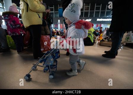 Warschau, Polen. 11. März 2022. 11. März 2022: Ukrainische Flüchtlingskinder spielen in einer provisorischen Kindertagesstätte, die von Freiwilligen in den Einrichtungen des Warschauer Bahnhofs gebaut wurde. (Bild: © Hector Adolfo Quintanar Perez/ZUMA Press Wire) Bild: ZUMA Press, Inc./Alamy Live News Stockfoto