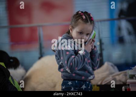 Warschau, Polen. 11. März 2022. 11. März 2022: Ukrainische Flüchtlingskinder spielen in einer provisorischen Kindertagesstätte, die von Freiwilligen in den Einrichtungen des Warschauer Bahnhofs gebaut wurde. (Bild: © Hector Adolfo Quintanar Perez/ZUMA Press Wire) Bild: ZUMA Press, Inc./Alamy Live News Stockfoto