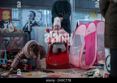 Warschau, Polen. 11. März 2022. 11. März 2022: Ukrainische Flüchtlingskinder spielen in einer provisorischen Kindertagesstätte, die von Freiwilligen in den Einrichtungen des Warschauer Bahnhofs gebaut wurde. (Bild: © Hector Adolfo Quintanar Perez/ZUMA Press Wire) Bild: ZUMA Press, Inc./Alamy Live News Stockfoto
