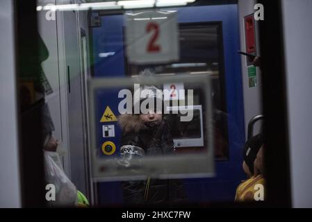 Warschau, Polen. 11. März 2022. 11. März 2022: Ein Kind sitzt in einem Zug, der ukrainische Flüchtlinge nach Polen bringt. (Bild: © Hector Adolfo Quintanar Perez/ZUMA Press Wire) Bild: ZUMA Press, Inc./Alamy Live News Stockfoto