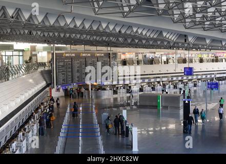 Frankfurt, Deutschland. 11. März 2022. 11. März 2022, Hessen, Frankfurt/Main: Passagiere in Abflughalle C des Terminals 1. Das Gebäude wurde am 14. März 1972 in Betrieb genommen. (To dpa 'Terminal 1: Das Herz des Frankfurter Flughafens wird 50 Jahre alt') Foto: Hannes P. Albert/dpa Quelle: dpa picture Alliance/Alamy Live News Stockfoto