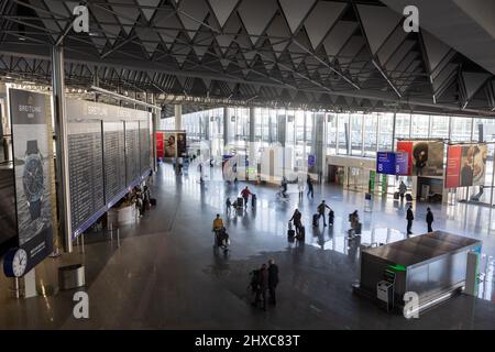 Frankfurt, Deutschland. 11. März 2022. 11. März 2022, Hessen, Frankfurt/Main: Passagiere in Abflughalle B des Terminals 1. Das Gebäude wurde am 14. März 1972 in Betrieb genommen. (To dpa 'Terminal 1: Das Herz des Frankfurter Flughafens wird 50 Jahre alt') Foto: Hannes P. Albert/dpa Quelle: dpa picture Alliance/Alamy Live News Stockfoto