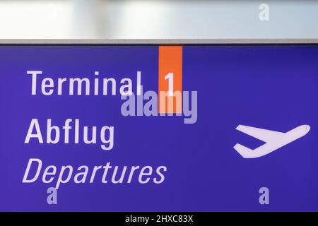 Frankfurt, Deutschland. 11. März 2022. 11. März 2022, Hessen, Frankfurt/Main: Ein Schild mit der Aufschrift „Terminal 1 Departures Departures“ und einem Flugzeug-Piktogramm. Das Gebäude wurde am 14. März 1972 in Betrieb genommen. (To dpa 'Terminal 1: Das Herz des Frankfurter Flughafens wird 50 Jahre alt') Foto: Hannes P. Albert/dpa Quelle: dpa picture Alliance/Alamy Live News Stockfoto