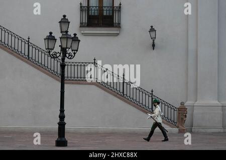 Santiago, Metropolitana, Chile. 11. März 2022. Eine Wache geht vor dem Wechsel des Präsidialkommandos durch den Palacio de La Moneda, wo Gabriel Boric das Amt des neuen Präsidenten übernehmen wird (Foto: © Matias Basualdo/ZUMA Press Wire) Quelle: ZUMA Press, Inc./Alamy Live News Stockfoto