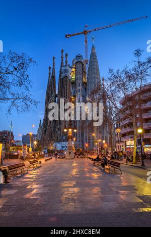 Basilika der Sagrada Familia in der Dämmerung, von der Gaudí Avenue (Barcelona, Katalonien, Spanien) ESP: Basilica de la Sagrada Familia al crepúsculo Stockfoto