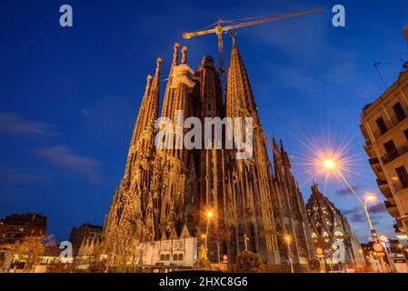 Basilika der Sagrada Familia in der Dämmerung, von der Gaudí Avenue (Barcelona, Katalonien, Spanien) ESP: Basilica de la Sagrada Familia al crepúsculo Stockfoto