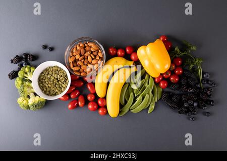 Direkt über Schuss verschiedener Früchte, Gemüse und Nüsse auf dem Tisch Stockfoto