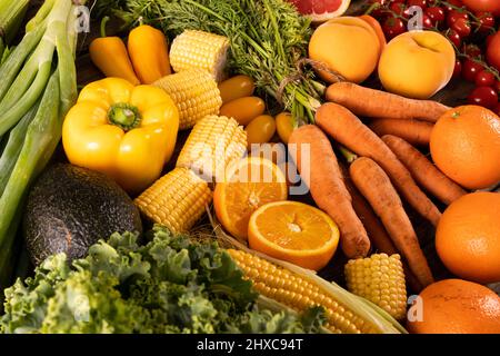 Vollbildaufnahme verschiedener Obst- und Gemüsesorten auf dem Tisch Stockfoto