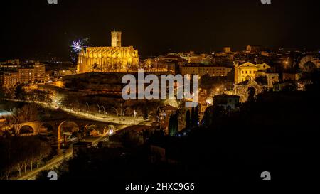 Feuerwerk beim Manresa 2022 Llum (Licht) Festival hinter der Seu Kathedrale (Manresa, Barcelona, Katalonien, Spanien) ESP: Fuegos artificiales, Manresa Stockfoto