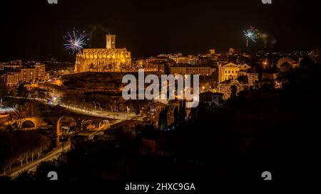 Feuerwerk beim Manresa 2022 Llum (Licht) Festival hinter der Seu Kathedrale (Manresa, Barcelona, Katalonien, Spanien) ESP: Fuegos artificiales, Manresa Stockfoto