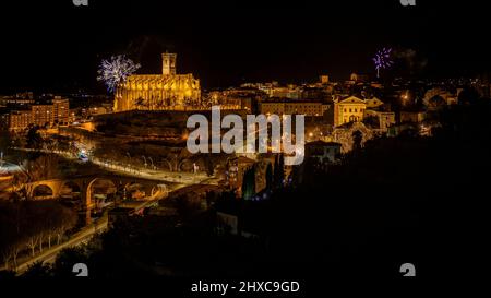 Feuerwerk beim Manresa 2022 Llum (Licht) Festival hinter der Seu Kathedrale (Manresa, Barcelona, Katalonien, Spanien) ESP: Fuegos artificiales, Manresa Stockfoto