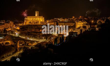 Feuerwerk beim Manresa 2022 Llum (Licht) Festival hinter der Seu Kathedrale (Manresa, Barcelona, Katalonien, Spanien) ESP: Fuegos artificiales, Manresa Stockfoto