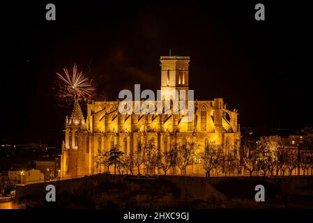 Feuerwerk beim Manresa 2022 Llum (Licht) Festival hinter der Seu Kathedrale (Manresa, Barcelona, Katalonien, Spanien) ESP: Fuegos artificiales, Manresa Stockfoto