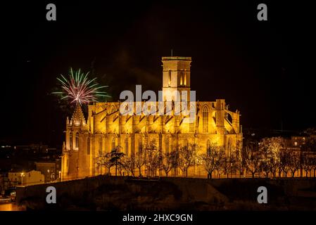 Feuerwerk beim Manresa 2022 Llum (Licht) Festival hinter der Seu Kathedrale (Manresa, Barcelona, Katalonien, Spanien) ESP: Fuegos artificiales, Manresa Stockfoto