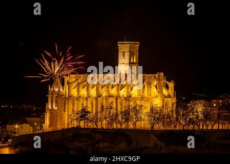 Feuerwerk beim Manresa 2022 Llum (Licht) Festival hinter der Seu Kathedrale (Manresa, Barcelona, Katalonien, Spanien) ESP: Fuegos artificiales, Manresa Stockfoto