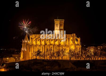 Feuerwerk beim Manresa 2022 Llum (Licht) Festival hinter der Seu Kathedrale (Manresa, Barcelona, Katalonien, Spanien) ESP: Fuegos artificiales, Manresa Stockfoto