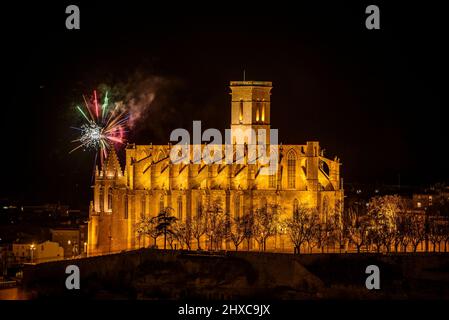 Feuerwerk beim Manresa 2022 Llum (Licht) Festival hinter der Seu Kathedrale (Manresa, Barcelona, Katalonien, Spanien) ESP: Fuegos artificiales, Manresa Stockfoto