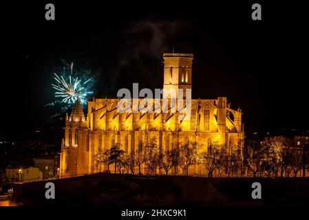 Feuerwerk beim Manresa 2022 Llum (Licht) Festival hinter der Seu Kathedrale (Manresa, Barcelona, Katalonien, Spanien) ESP: Fuegos artificiales, Manresa Stockfoto