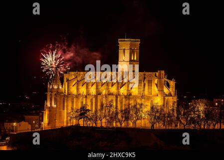 Feuerwerk beim Manresa 2022 Llum (Licht) Festival hinter der Seu Kathedrale (Manresa, Barcelona, Katalonien, Spanien) ESP: Fuegos artificiales, Manresa Stockfoto