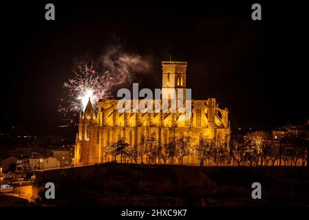 Feuerwerk beim Manresa 2022 Llum (Licht) Festival hinter der Seu Kathedrale (Manresa, Barcelona, Katalonien, Spanien) ESP: Fuegos artificiales, Manresa Stockfoto