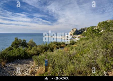 Strand und Stadt Garraf vom GR-92-Pfad im Garraf-Massiv (Barcelona, Katalonien, Spanien) gesehen ESP: Vistas de la playa y Pueblo de Garraf Cataluña Stockfoto