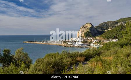 Strand und Stadt Garraf vom GR-92-Pfad im Garraf-Massiv (Barcelona, Katalonien, Spanien) gesehen ESP: Vistas de la playa y Pueblo de Garraf Cataluña Stockfoto