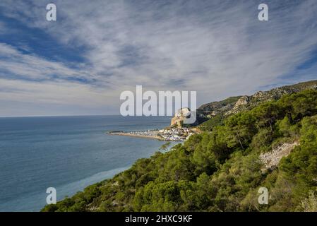 Strand und Stadt Garraf vom GR-92-Pfad im Garraf-Massiv (Barcelona, Katalonien, Spanien) gesehen ESP: Vistas de la playa y Pueblo de Garraf Cataluña Stockfoto