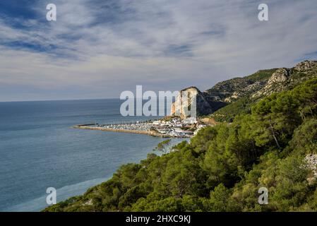 Strand und Stadt Garraf vom GR-92-Pfad im Garraf-Massiv (Barcelona, Katalonien, Spanien) gesehen ESP: Vistas de la playa y Pueblo de Garraf Cataluña Stockfoto