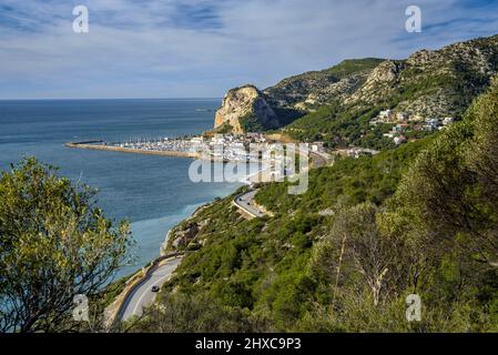 Strand und Stadt Garraf vom GR-92-Pfad im Garraf-Massiv (Barcelona, Katalonien, Spanien) gesehen ESP: Vistas de la playa y Pueblo de Garraf Cataluña Stockfoto