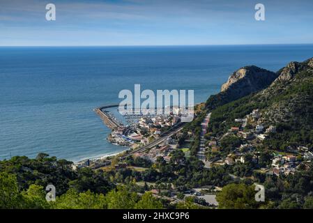 Strand und Stadt Garraf vom GR-92-Pfad im Garraf-Massiv (Barcelona, Katalonien, Spanien) gesehen ESP: Vistas de la playa y Pueblo de Garraf Cataluña Stockfoto