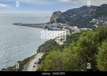 Strand und Stadt Garraf vom GR-92-Pfad im Garraf-Massiv (Barcelona, Katalonien, Spanien) gesehen ESP: Vistas de la playa y Pueblo de Garraf Cataluña Stockfoto