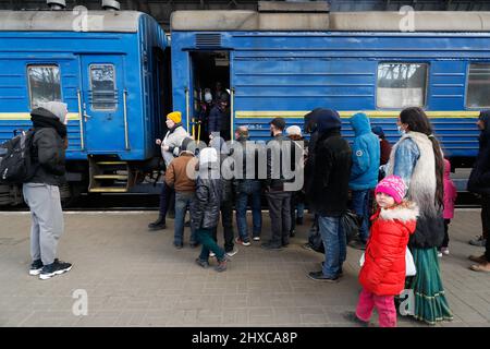 Lviv, Lviv, Ukraine. 11. März 2022. Ukrainische Flüchtlinge steigen am Bahnhof von Lemberg in einen Zug ein, während Überschwemmungen von Ukrainern versuchen, die Ukraine inmitten der russischen Invasion in andere Nachbarländer zu fliehen. Millionen von Ukrainern haben das Land in andere Länder wie Deutschland, Polen, Litauen, die Slowakei und die Niederlande verlassen, wobei die Zahl kontinuierlich steigt, da die russische Invasion fortgesetzt wurde. Kredit: ZUMA Press, Inc./Alamy Live Nachrichten Stockfoto