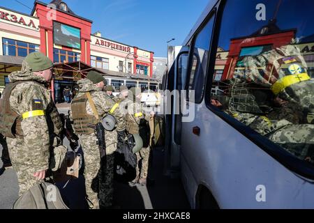 Lviv, Lviv, Ukraine. 11. März 2022. Ukrainische Soldaten steigen am Bahnhof von Lemberg in einen Bus ein, während Überschwemmungen von Ukrainern versuchen, die Ukraine inmitten der russischen Invasion in andere Nachbarländer zu fliehen. Millionen von Ukrainern haben das Land in andere Länder wie Deutschland, Polen, Litauen, die Slowakei und die Niederlande verlassen, wobei die Zahl kontinuierlich steigt, da die russische Invasion fortgesetzt wurde. Kredit: ZUMA Press, Inc./Alamy Live Nachrichten Stockfoto