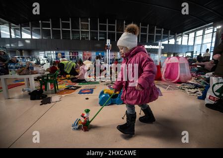 Warschau, Polen. 11. März 2022. Ukrainische Flüchtlingskinder spielen in einer provisorischen Kinderstube, die von Freiwilligen in den Einrichtungen des Warschauer Bahnhofs gemacht wird. (Bild: © Hector Adolfo Quintanar Perez/ZUMA Press Wire) Bild: ZUMA Press, Inc./Alamy Live News Stockfoto