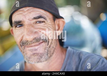 Angeln ist mein Leben. Porträt eines schroff aussehenden Fischers. Stockfoto