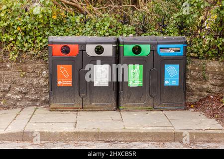 Farbcodierte Abfallbehälter auf der Straße vor Ort. Stockfoto