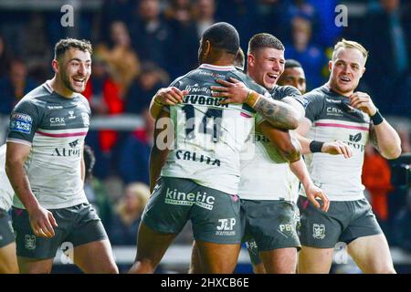 Leeds, England - 10.. März 2022 - Joe Lovodua (14) vom Hull FC und Joe Cator (15) vom Hull FC feiern Rugby League Betfred Super League Round 5 Leeds Rhinos gegen Hull FC im Headingley Stadium, Leeds, UK Dean Williams Stockfoto